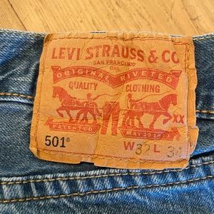 Levi's 501 Men's W32 x L34 Blue Classic Straight Button-Fly Denim Jeans
